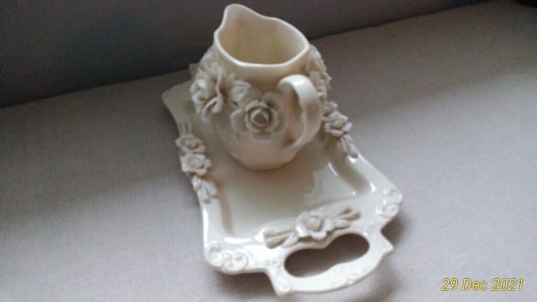DECORATIVE CREAM CERAMIC FLORAL JUG & TRAY 
