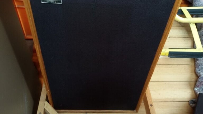 Speakers pair