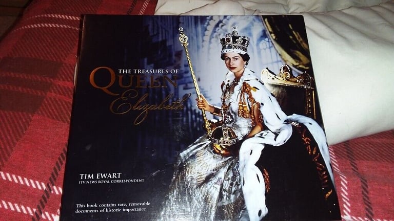 image for TREASURES OF QUEEN ELIZABETH BOOK WITH DOCUMENTS 
