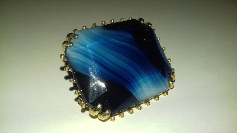 EXQUISITE VINTAGE BLUE GEM STONE PIN BROOCH SET IN A GOLD TONE MOUNT