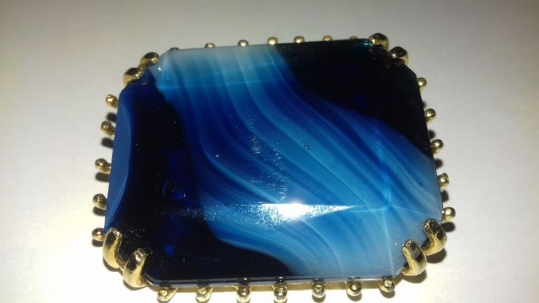 EXQUISITE VINTAGE BLUE GEM STONE PIN BROOCH SET IN A GOLD TONE MOUNT
