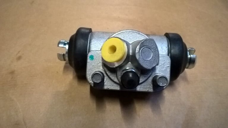 Land Rover Rear Wheel Cylinder.    
