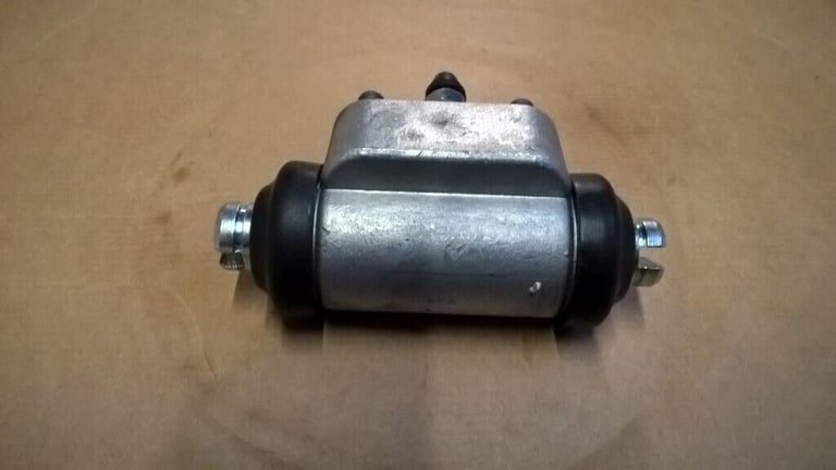 Land Rover Rear Wheel Cylinder.    