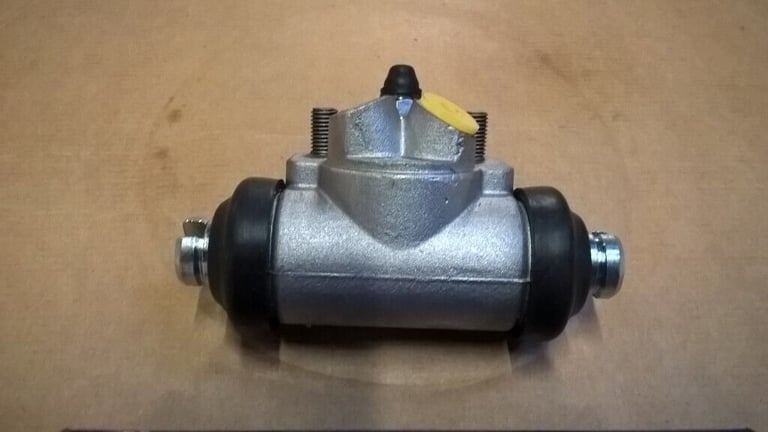 Land Rover Rear Wheel Cylinder.    