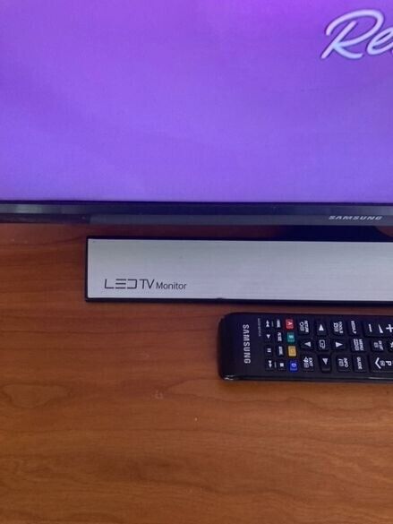 24'' Samsung LED TV monitor in excellent condition 
