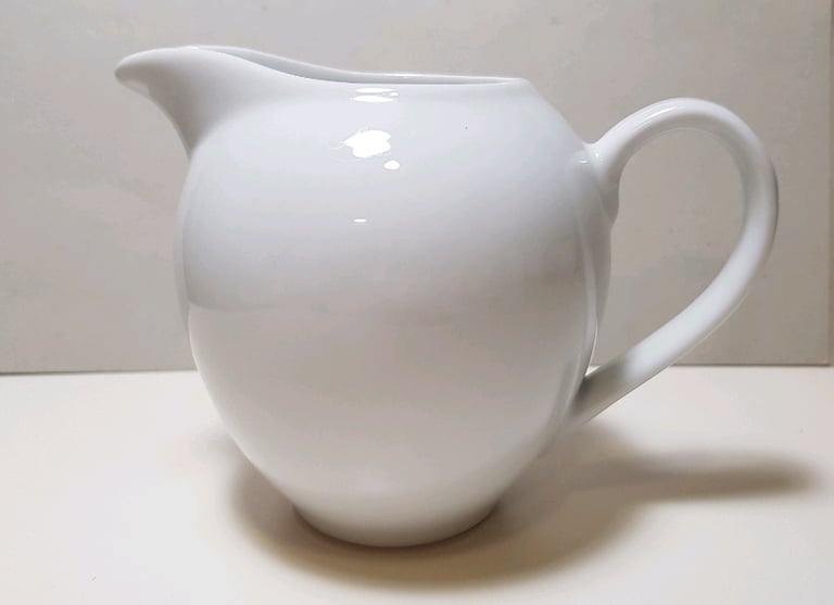 White porcelain milk/custard/gravy/cream jug (brand new)
