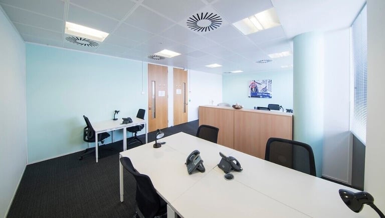 Maidenhead – SL6 1BU, Private office space for 5 person in Regus Station