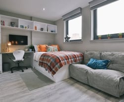 STUDENT ROOMS TO RENT IN NOTTINGHAM. APARTMENT ENSUITE WITH PRIVATE ROOM, BATHROOM AND STUDY SPACE