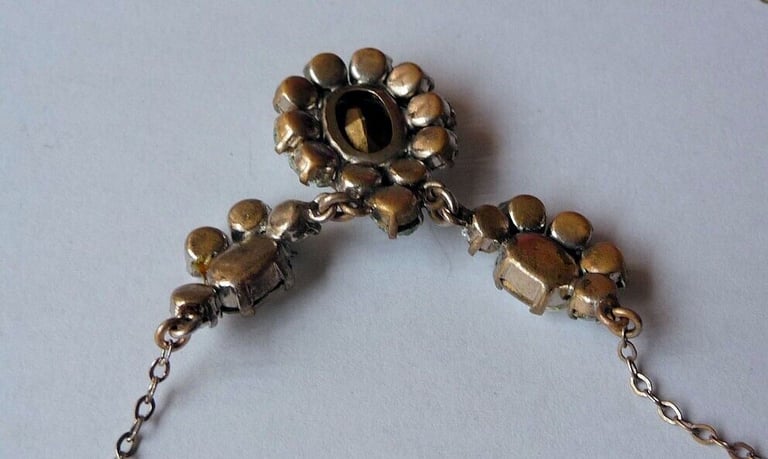 VINTAGE RETRO 50's PASTE NECKLET. NEEDS ATTENTION TO CHAIN LINK