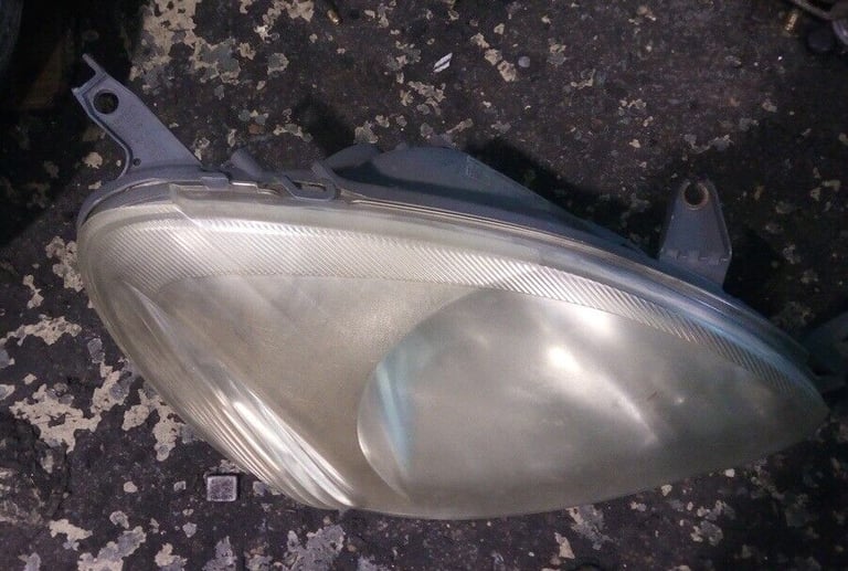 Toyota Yaris Right Side Headlight 2003