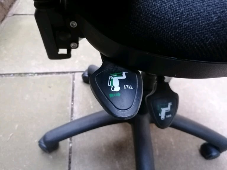 ERGONOMIC BLACK SWIVEL OFFICE CHAIR - 2 x ADJUSTMENT LEVERS & ARM REST