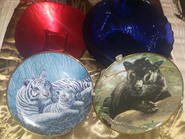 Some collectable plates have two others with flowers 