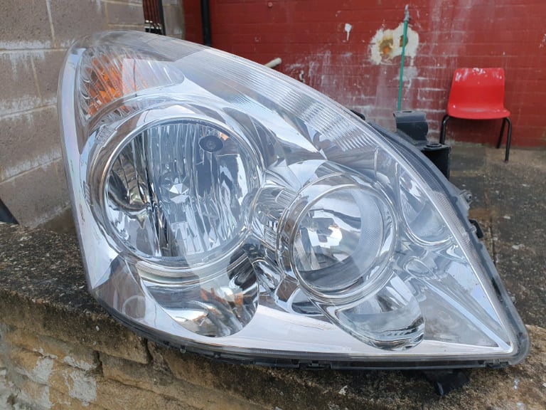 image for TOYOTA COROLLA VERSO O/SIDE HEAD LIGHT MINT CONDITION 