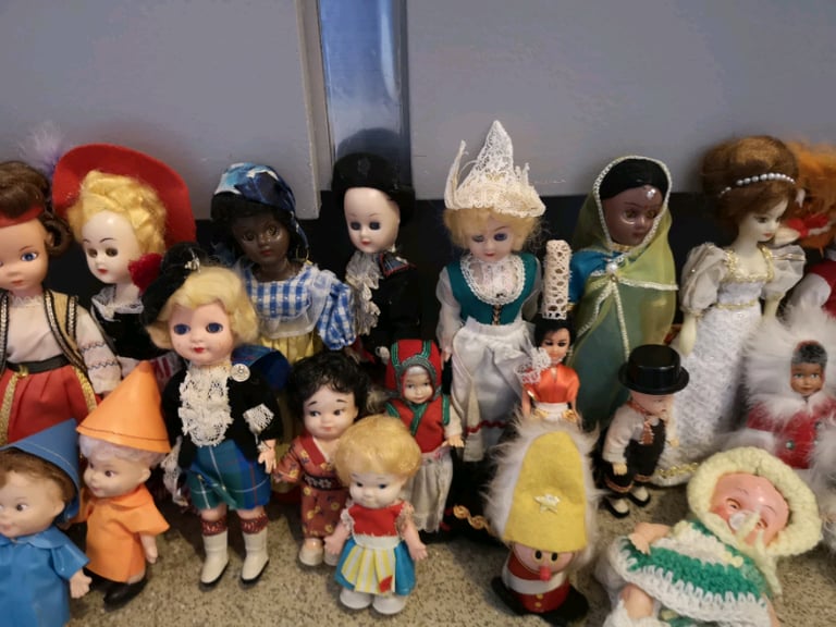 42 Vintage dolls collection 