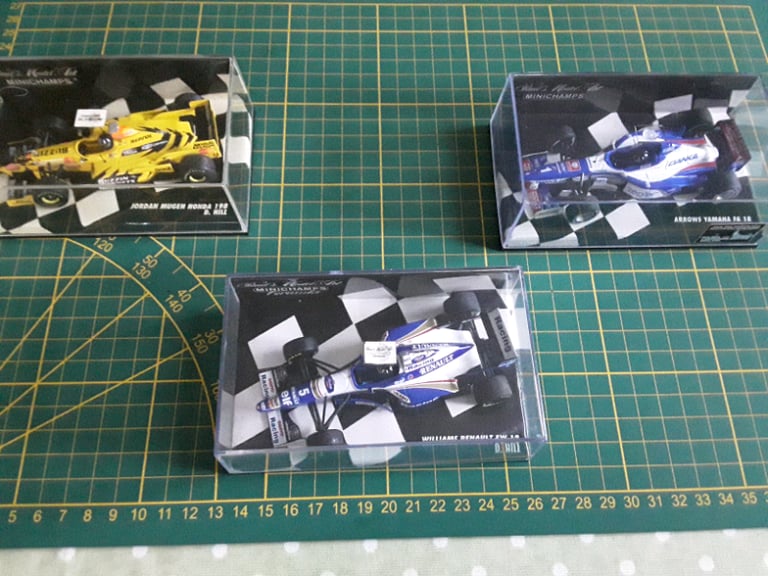 3 x F1 MODEL CARS IN TRANSPARENT CASES