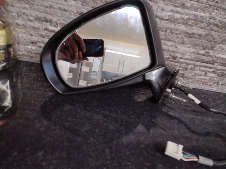Avensis side mirror 