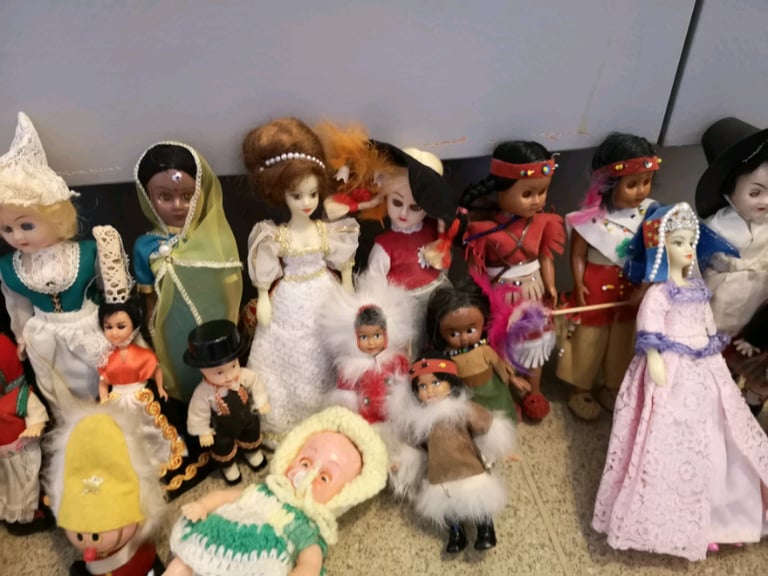 42 Vintage dolls collection 