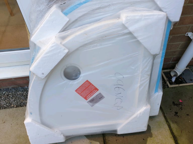 Shower Tray (Quadrant/ Corner) 700 X 700mm RRP. £179.99**