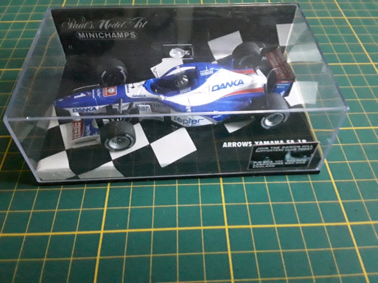 3 x F1 MODEL CARS IN TRANSPARENT CASES