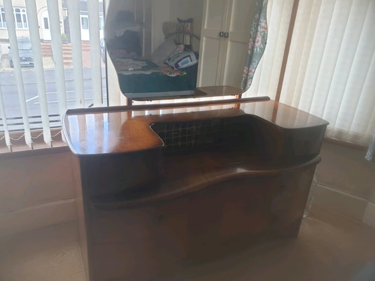image for Vintage makeup table 