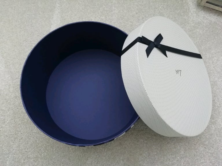 No 7 Beauty make up hat storage gift box