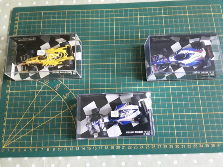 3 x F1 MODEL CARS IN TRANSPARENT CASES