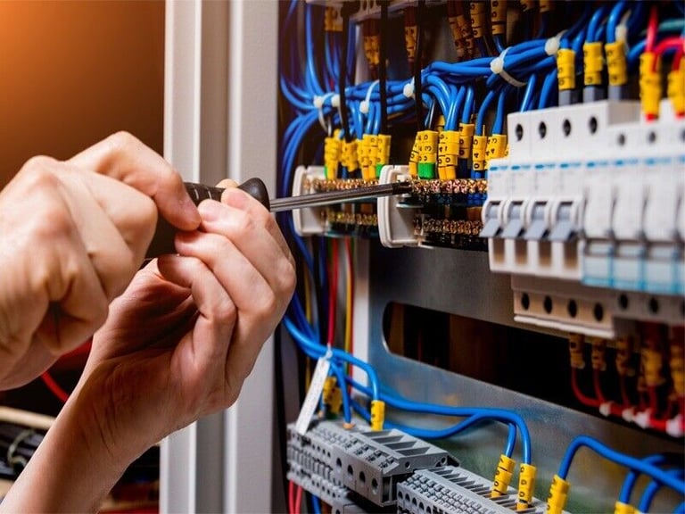 ELECTRICIAN TEAM of 4 guys with tools and experience , we are available in London