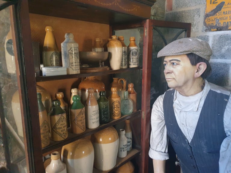 Wanted old named stoneware bottles and jars,  digger , jcb , pot lids,