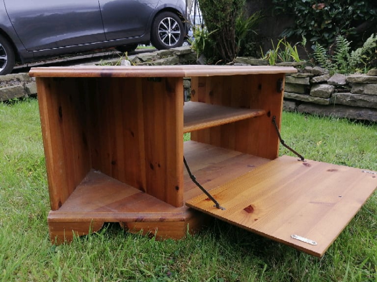 CORNER WOODEN TV UNIT