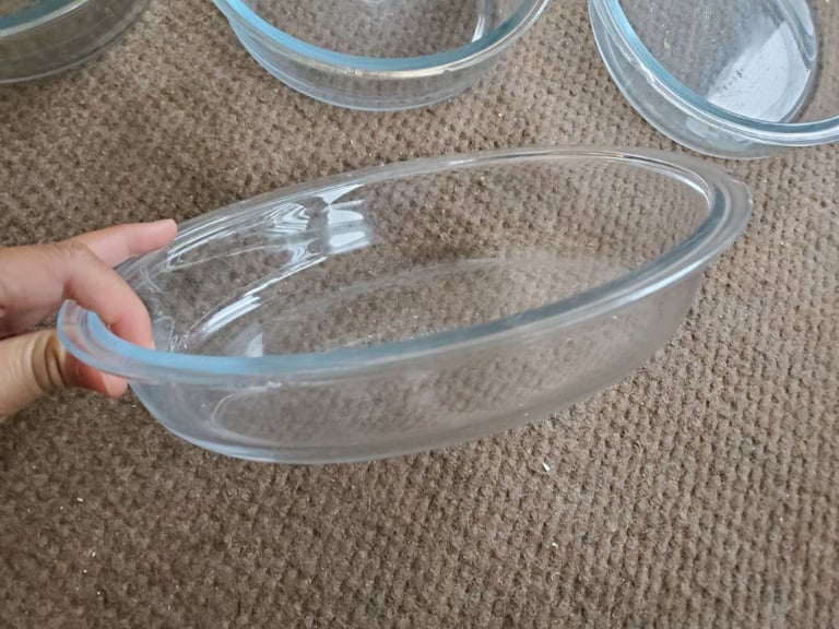 2x pyrex dishes