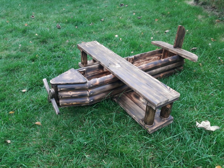 Bi-plane wooden garden planter