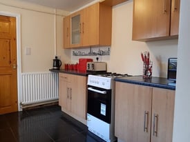  FURNISHED DOUBLE AND SINGLE ROOMS TO LET - BILLS & INTERNET INCLUDED