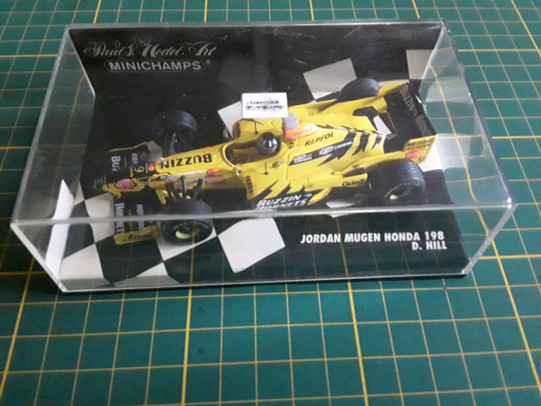 3 x F1 MODEL CARS IN TRANSPARENT CASES