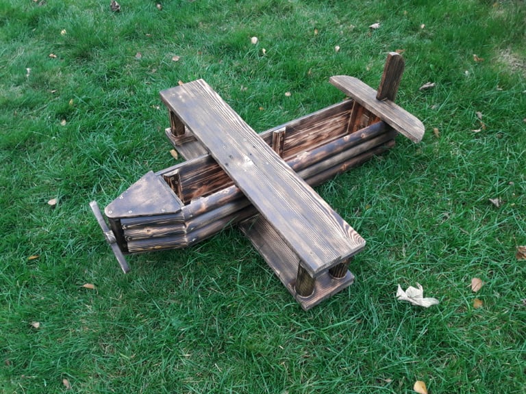 Bi-plane wooden garden planter