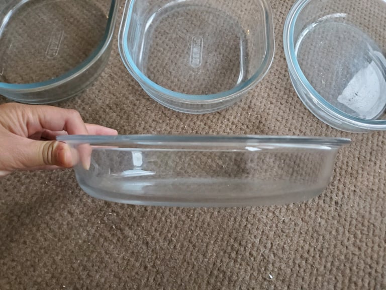 2x pyrex dishes