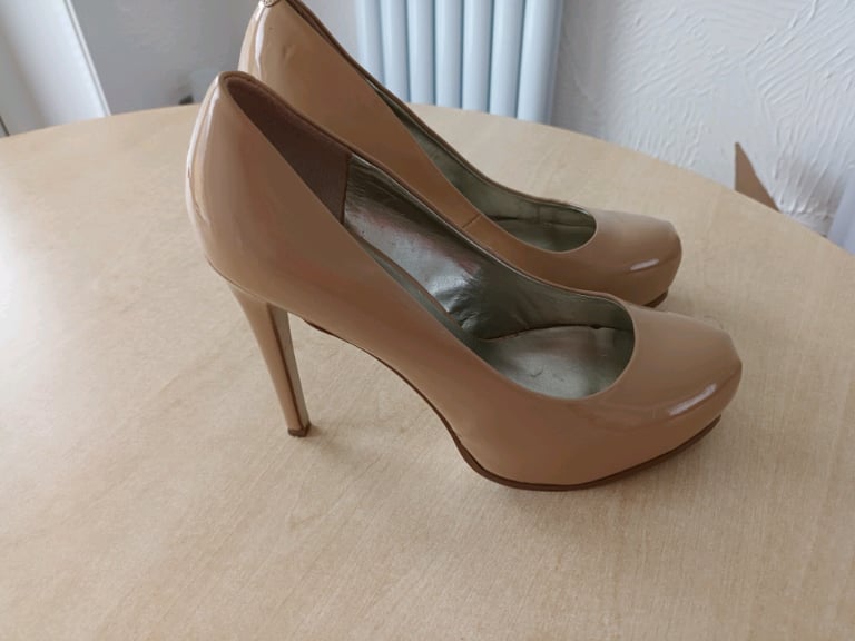 Guess on sale pumps sale