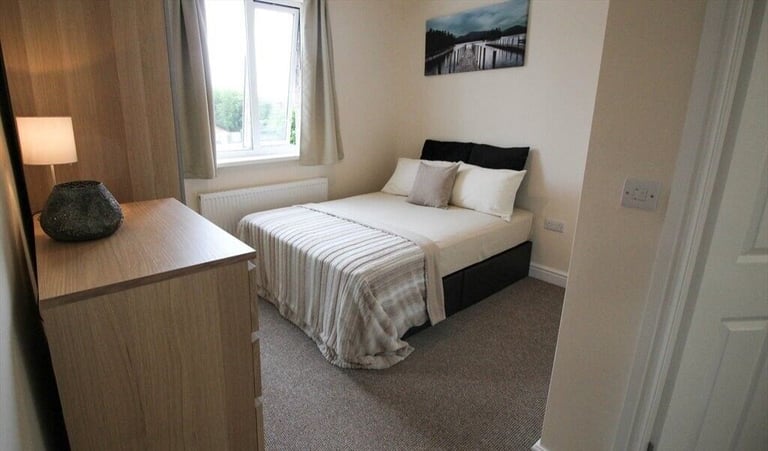 LUXURY DOUBLE EN-SUITE ROOM AVAILABLE NOW! CLOSE TO TOWN CENTRE!!