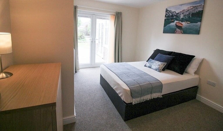 LUXURY DOUBLE EN-SUITE ROOM AVAILABLE NOW! CLOSE TO TOWN CENTRE!!