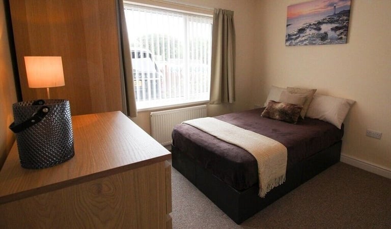 LUXURY DOUBLE EN-SUITE ROOM AVAILABLE NOW! CLOSE TO TOWN CENTRE!!