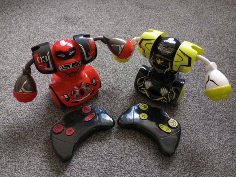 Fighting toy robots