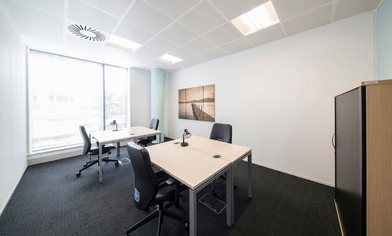 Maidenhead – SL6 1BU, Private office space for 4 person in Regus Station