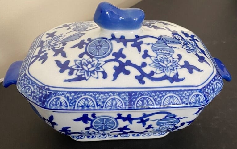 image for BLUE & WHITE, VINTAGE, CHINESE, RARE, RECTANGULAR CERAMIC SMALL TUREEN WITH LID. MINT.