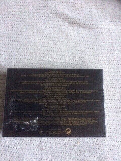 New Elizabeth Arden Flawless Finish  Colour Softly Beige 05 unopened 