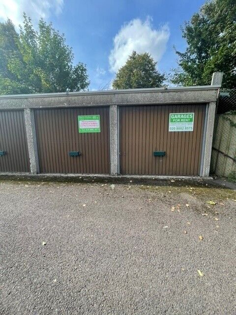 CHEAP SECURE GARAGE FOR RENT, 24/7 IDEALLY LOCATED IN BATCHELORS BARN ROAD, ANDOVER. HAMPSHIRE