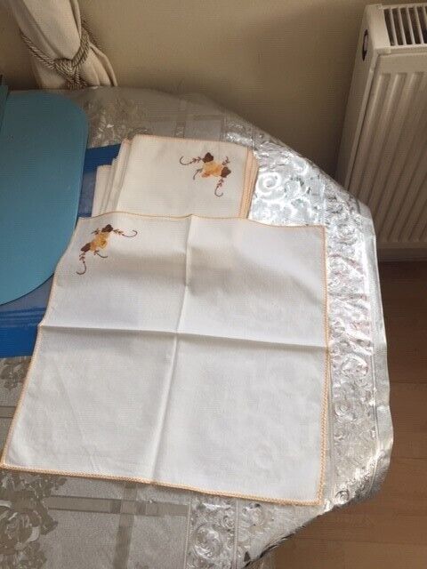 image for NAPKINS WITH FLOWER DESIGN