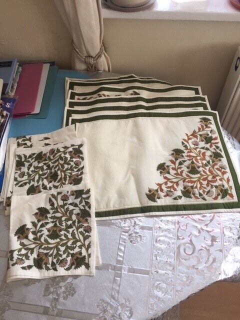 PLACEMAT AND NAPKINS