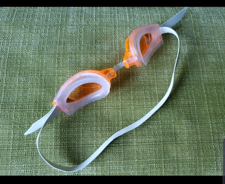 SWIMMING GOGGLES