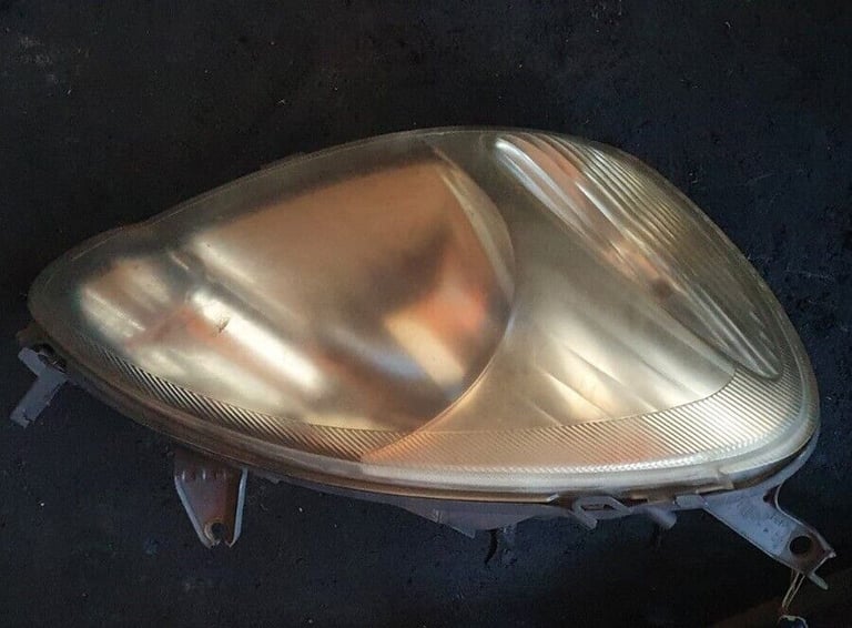 Toyota Yaris Right Side Headlight 2003