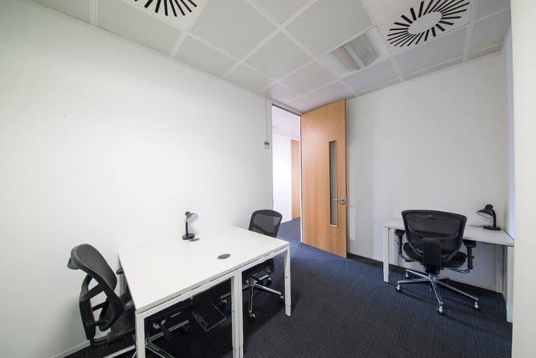 Maidenhead – SL6 1BU, Private office space for 4 person in Regus Station