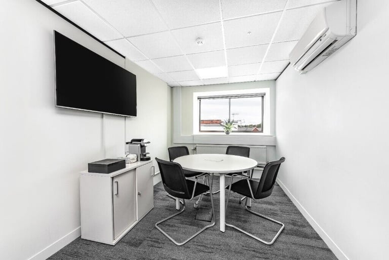 Salisbury - SP1 1EY, Your private office 2 desk to rent at Cross Keys House